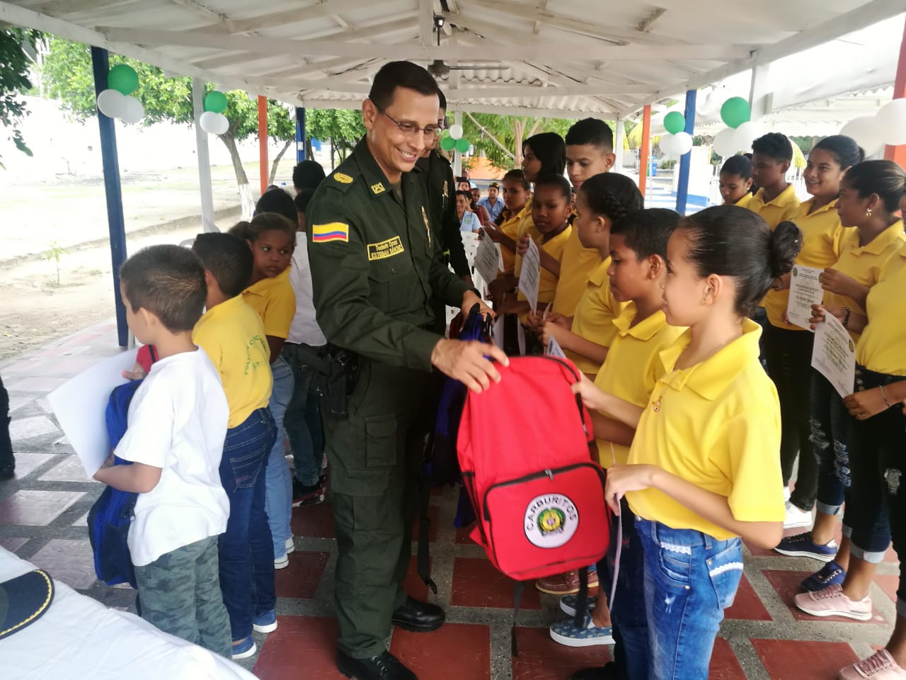Entrega de bolsos a los carburitos graduacion-carburitos-civicos-juveniles-goesh-hidrocarburos-fundacion-magdalena