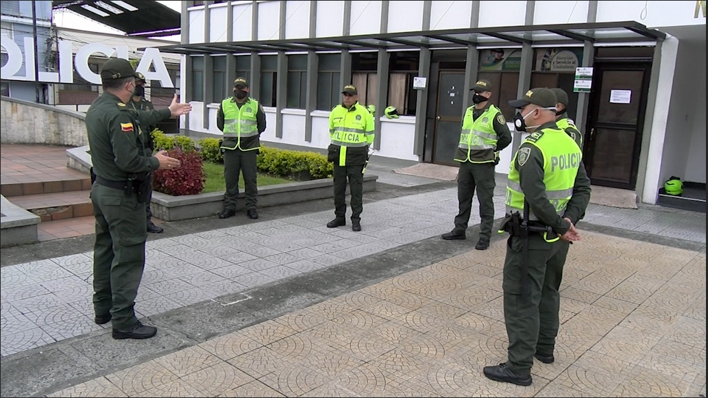 Grupo de mediadores de la Policía en Manizales trabajan por la protección a la mujer contra la violencia familiar  Comprometidos con la seguridad