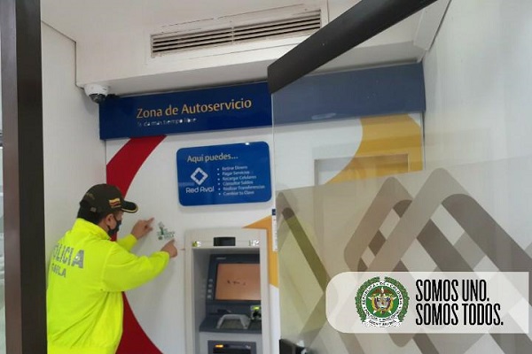 Grupo de prevención del GAULA instala calcomanías en cajeros automáticos de Quibdó grupo-de-prevención-del-gaula-policia-instala-stickers-en-cajeros-automaticos