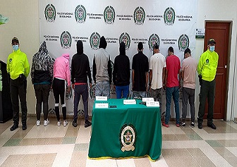 Desarticulamos el grupo delincuencial "Los Patriarcas" con la captura de 15 personas por diferentes delitos personas capturadas-policías custodiando