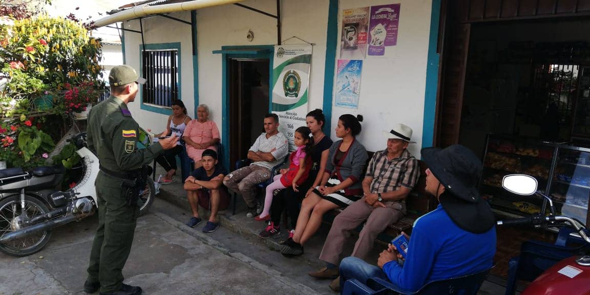 hablando con la comunidad de oporapa sobre temas de seguridad hablamos_con_habitantes_de_la_zona_rural_de_oporapa