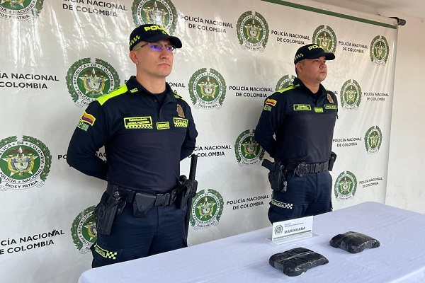 Dos Polic&iacute;a con el hallazgo de sustancia estupefacientes encima de una mesa