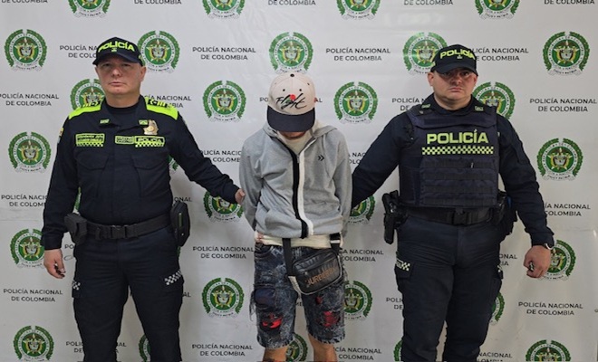 dos policías y un capturado 