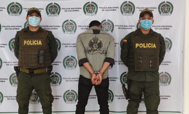 1 persona capturada-policías custodiando