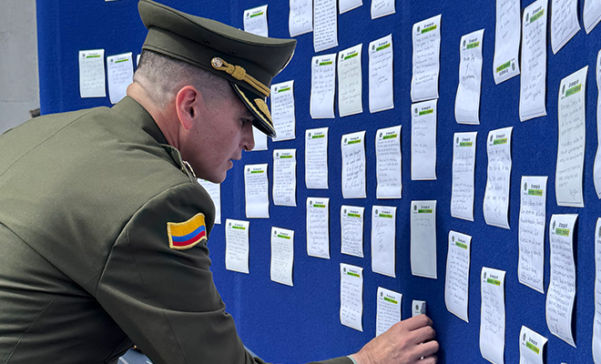 Los policías escriben mensajes a los compañeros damnificados por el terremoto.