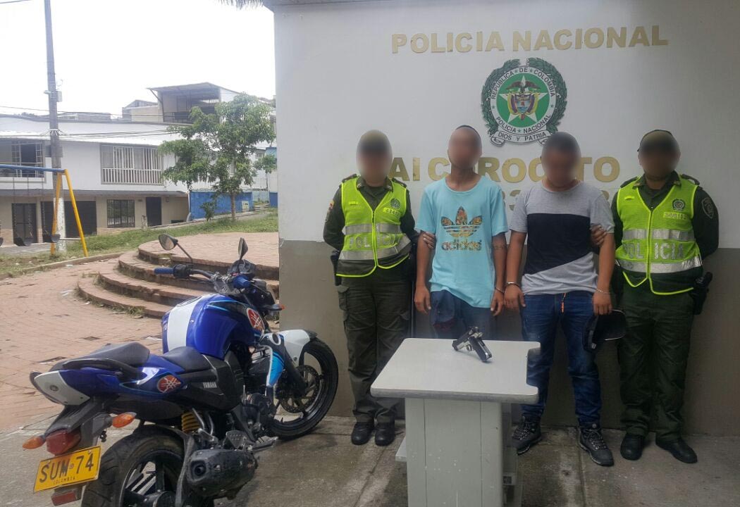 Policía capturó a dos delincuentes por hurto a celular