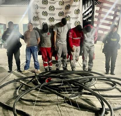 Capturados los “Topos” con más 100 Kilos de cable  Persona capturada-policías custodiando