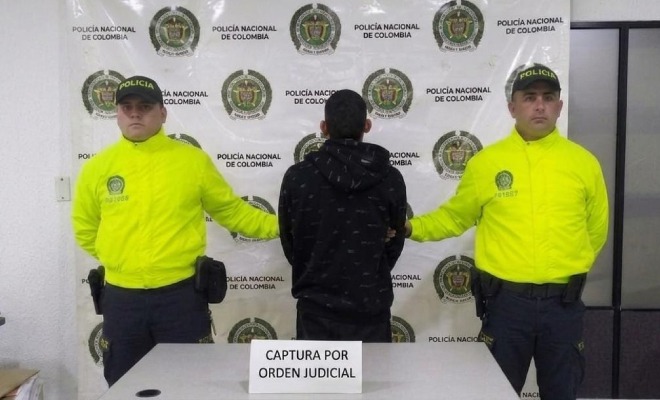 Hombre capturado en medio de dos Polic&iacute;as