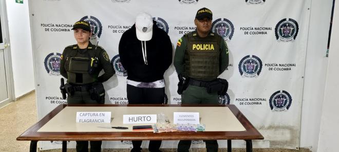 Capturado el “Terror” de las entidades de recaudo de dinero Persona capturada-policías custodiando