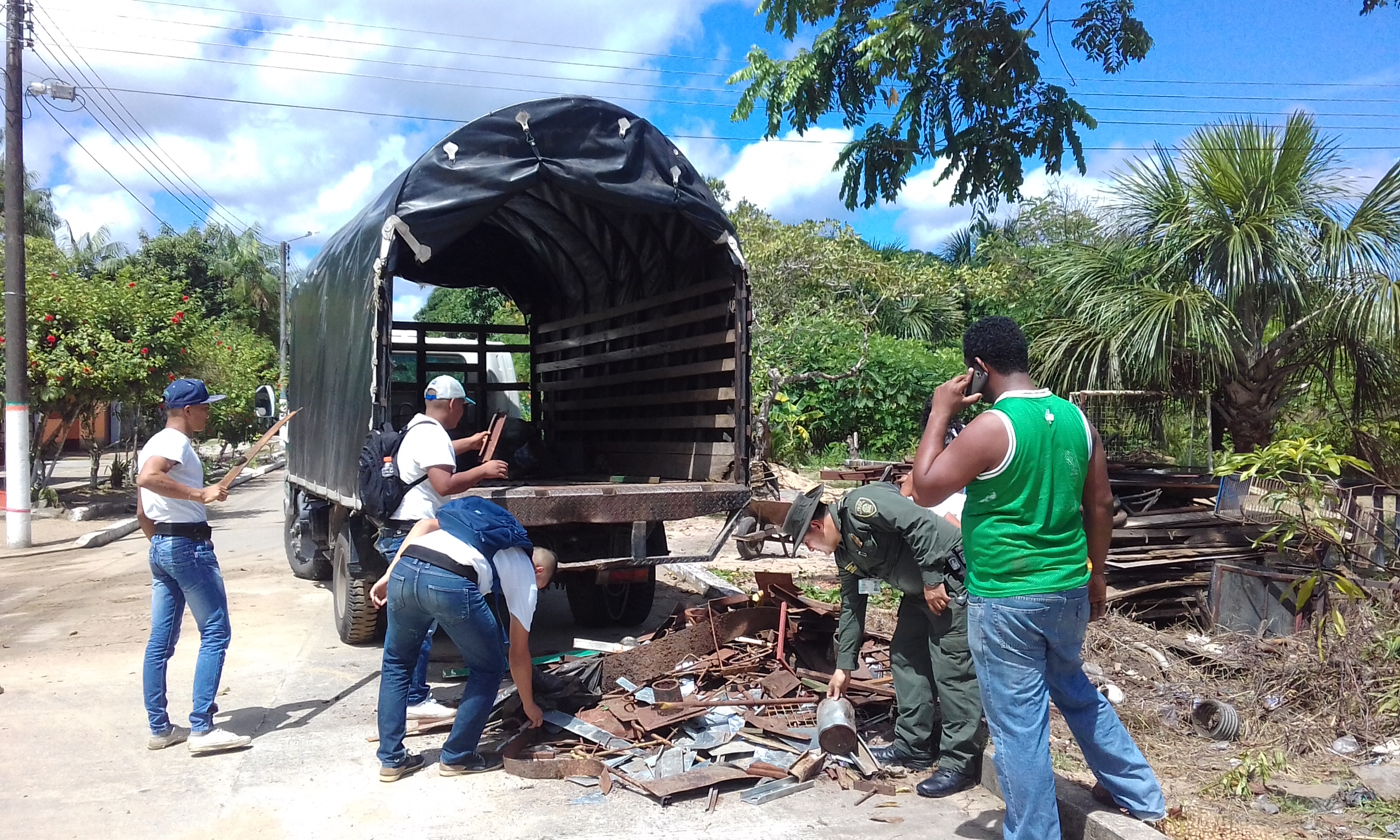 la Policía Nacional se unió a la conmemoracion  del día internacional del reciclaje  la Policia Nacional se unió al reciclaton por Inírida