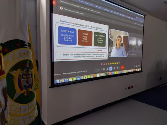 imagen de expositor dirigiéndose a los asistentes de manera remota  Taller “comunicar investigación