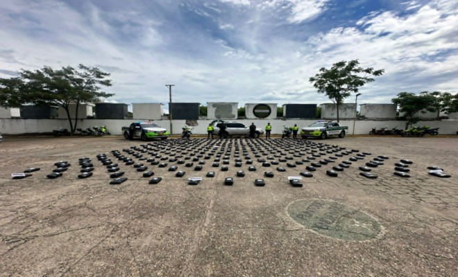 4 Polic&iacute;as, 412 paquetes de droga incautada, 1 vehicul&oacute; particular,  4 veh&iacute;culos  uniformados. 
