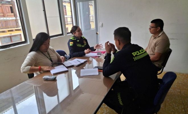 secretario de gobierno pueblo rico, gestora gestora territorial policia y dos uniformados de la policia