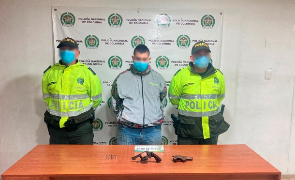 Siete capturas por el delito de fabricación, tráfico o porte de armas de fuego o municiones Capturado custodiado por policías