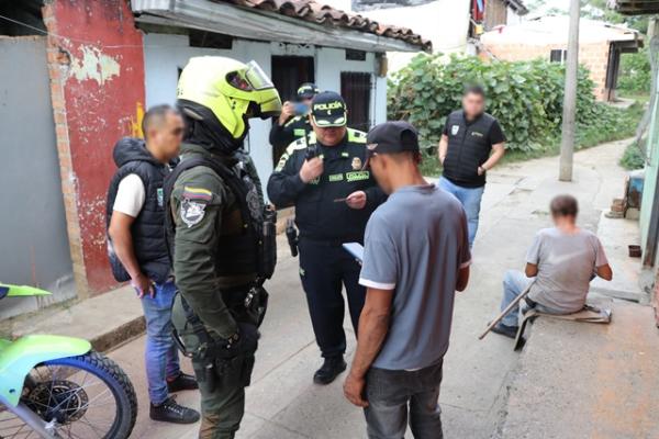 Policías requisando