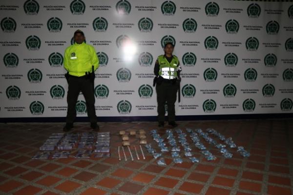 En-Pereira-Dosquebradas-y-la-Virginia-realizamos-procedimientos-de-incautación-de-pólvora  Entre-los-elementos-incautados-encontramos-papeletas-volcanes-culebras-chorrillos-entre-otros