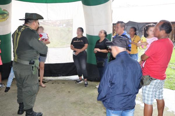 Con charlas de prevención se brinda diferentes pautas de comportamiento  Con charlas de prevención se brinda diferentes pautas de comportamiento