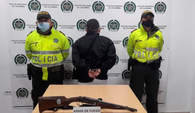 1 persona capturada-policías custodiando-elemento incautado