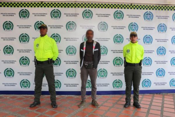 Persona capturada-policías custodiando