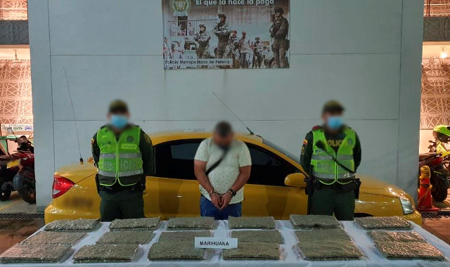 Capturamos-cuatro-hombres-con-marihuana-munición-y-un-arma-de-fuego-en-Pereira Elementos-encontrados-al-interior-de-un-vehículo-particular-y-de-servicio-público