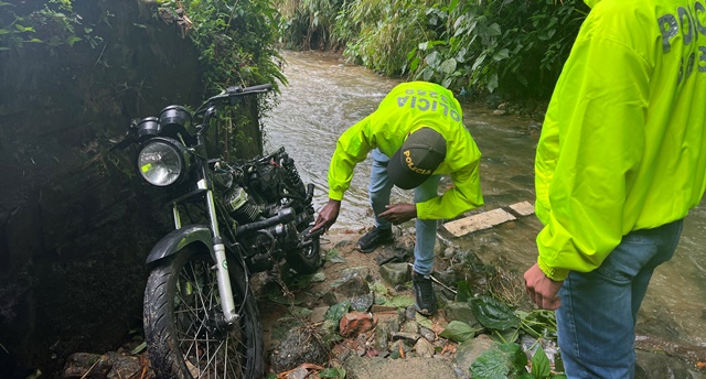 Capturamos-dos-hombres-por-receptación-en-la-avenida-ferrocarril-con-carrera-8-de-la-ciudad de Pereira A-los-hoy-capturados-se-les-encuentra-en-su-poder-partes-de-una-motocicleta-hurtada