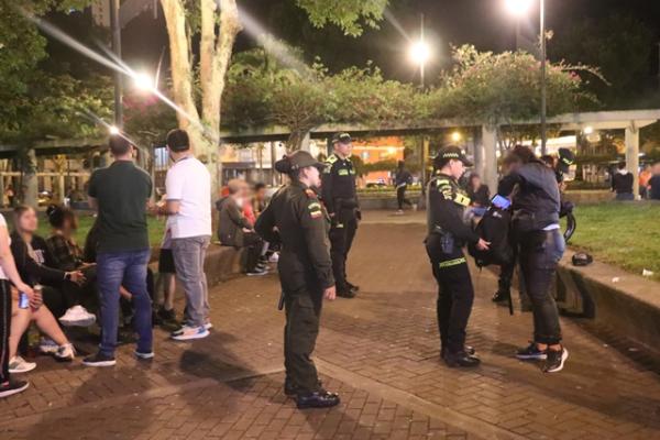 Policías requisando