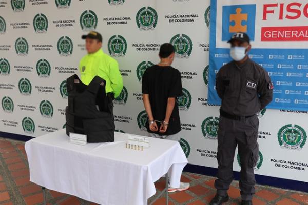 En los barrios los Pinos y el Triunfo son capturados dos hombres por llevar diferentes elementos ilícitos A este hombre le fueron incautados un chaleco antibalas y munición