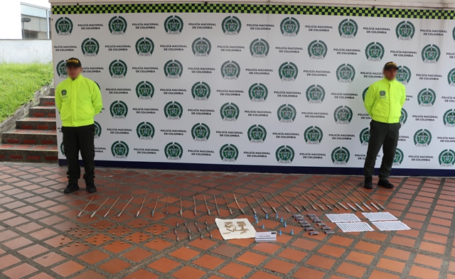 En-Pereira-Dosquebradas-y-la-Virginia-realizamos-procedimientos-de-incautación-de-pólvora  Entre-los-elementos-incautados-encontramos-papeletas-volcanes-culebras-chorrillos-entre-otros