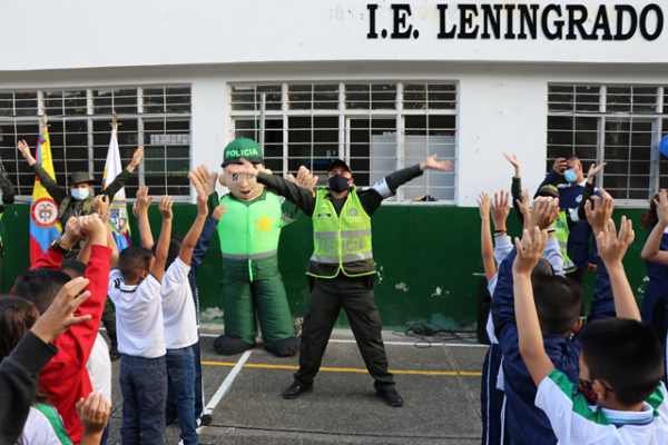Regreso-a-clases-reencuentro-con- seguridad-y-bioseguridad-en-el- área-metropolitana-de-Pereira Policías con niños en regreso a clases