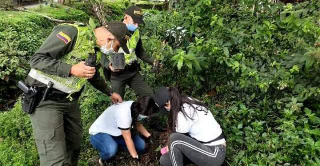 Resaltamos-las-acciones-ejemplares-de-nuestros-uniformados-de-la-estación-Ciudadela-del-Café  El-Intendente-Mauricio-Cárdenas-y-el-Patrullero-Fabio-López-trabajan-día-a-día-por-el-bienestar-de-nuestros-ciudadanos