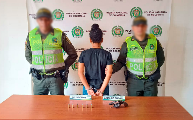 Siete capturas por el delito de fabricación, tráfico o porte de armas de fuego o municiones Capturada custodiada por policías