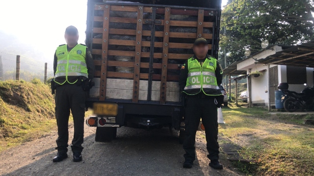 Vehículo transportador del carbón incautado En la actividad operacional se incautan 1300 kilos de carbón vegetal y un vehículo