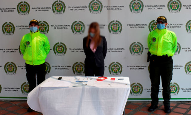 Se hacía pasar por funcionaria de una entidad bancaria Utilizando-uniforme-y-documentos-la-mujer-engañaba-y-hurtaba-a-sus-víctimas