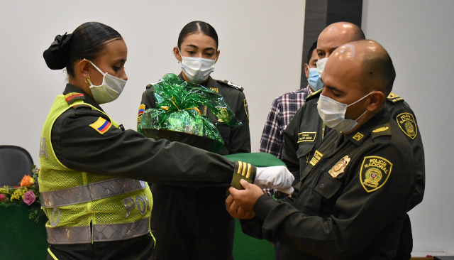 Ceremonia-de-juramento-de-bandera-del-curso-003-auxiliares-de-policía-femeninas 19-mujeres-servirán-como-auxiliares-bachilleres-de-policía-en-el-àrea-metropolitana-de-Pereira
