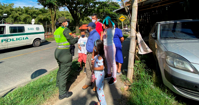 Uniformados y civiles 