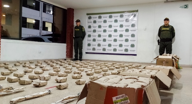 En-Pereira-Dosquebradas-y-la-Virginia-realizamos-procedimientos-de-incautación-de-pólvora  Entre-los-elementos-incautados-encontramos-papeletas-volcanes-culebras-chorrillos-entre-otros