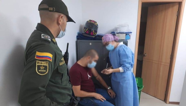 La-Policía-Nacional-en-Pereira-garantiza-la-seguridad-de-la-vacunación-contra-el-COVID-19  Recomendamos-a-la-ciudadanía-del-área-metropolitana-de-Pereira-respetar-los-protocolos-de-bioseguridad