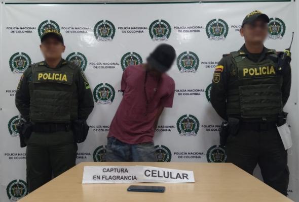 Captura por hurto, policías custodiando
