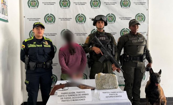 tres policías, un canino y un arma de fuego