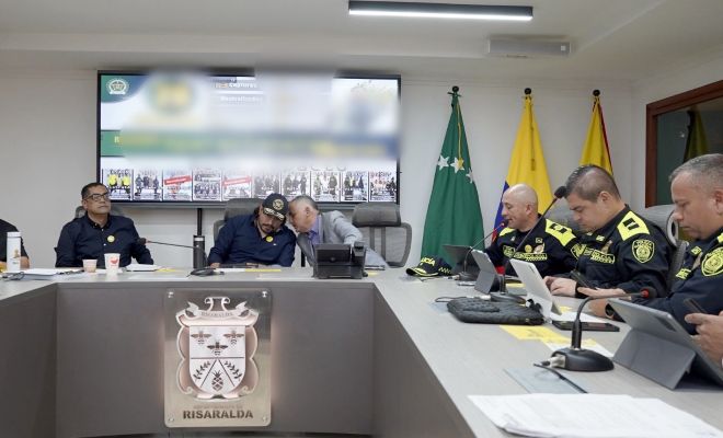 reunion con la participacion de tres policias, el se&ntilde;or gobernador de risaralda y el secretario de gobierno del mismo departamento