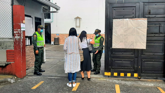 La Policía Metropolitana de Pereira garantizará la seguridad de los comicios electorales  Policías revisando paquetes
