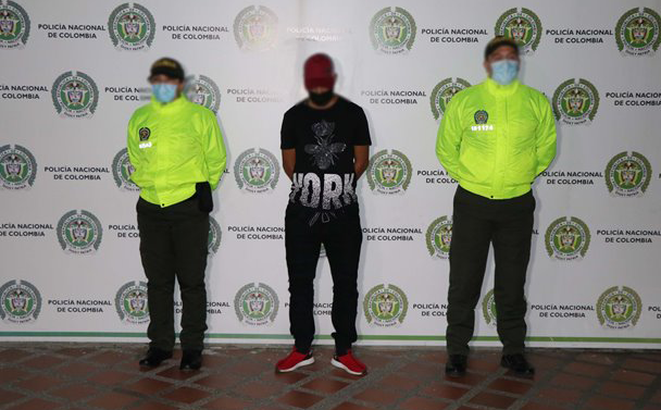 Capturado por el delito de homicidio en el aeropuerto Alfonso Bonilla Aragón de la ciudad de Cali  1 persona capturada-policías custodiando