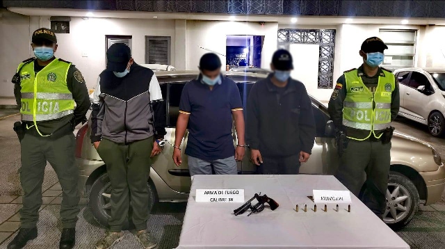 Capturamos-cuatro-hombres-con-marihuana-munición-y-un-arma-de-fuego-en-Pereira Elementos-encontrados-al-interior-de-un-vehículo-particular-y-de-servicio-público