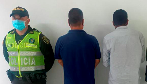 Capturamos dos hombres por el delito de hurto en sector céntrico  1 persona capturada-policías custodiando