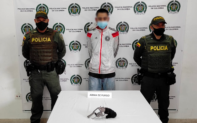 Capturamos-un-hombre-con-un-arma-de-fuego-ilegal-en-el-sector-del-viaducto-Cesar-Gaviria-Trujillo   En-la-actividad-operacional-se-incauta-un-arma-de-fuego-tipo-revólver
