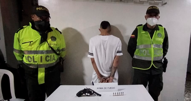 Capturamos-un-hombre-con-un-arma-de-fuego-ilegal-en-zona-rural-de-la-capital-risaraldense En-el-sector-del-crucero-de-Combia-fue-capturado-con-un-revólver-y-seis-cartuchos-para-el-mismo