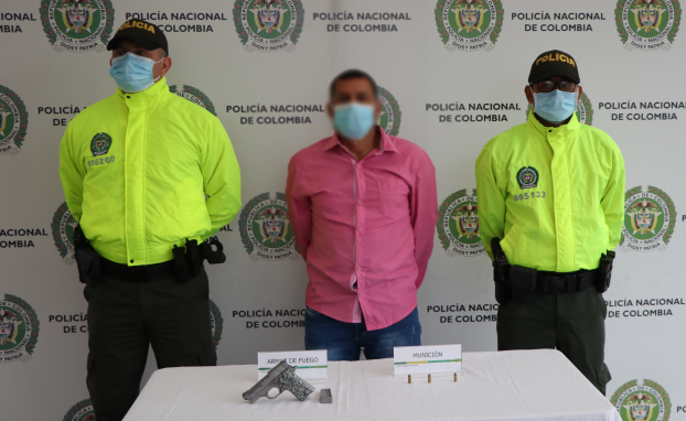 Capturamos un hombre por el delito de tráfico, fabricación y porte de armas de fuego  1 persona capturada-policías custodiando-arma de fuego incautada