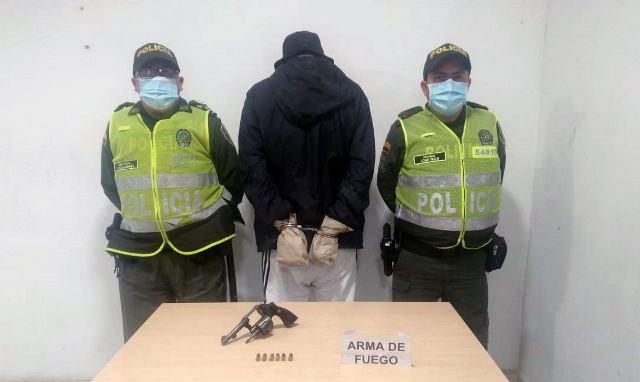 Capturamos-una-persona-por-el-delito-de-tentativa-de-homicidio-en-la-capital-risaraldense   En-la-reacción-policial-se-incauta-el-arma-de-fuego-con-la-que-cometieron-el-ilícito