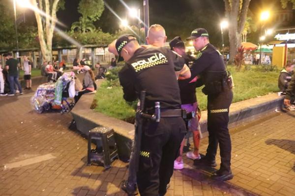 Policías requisando