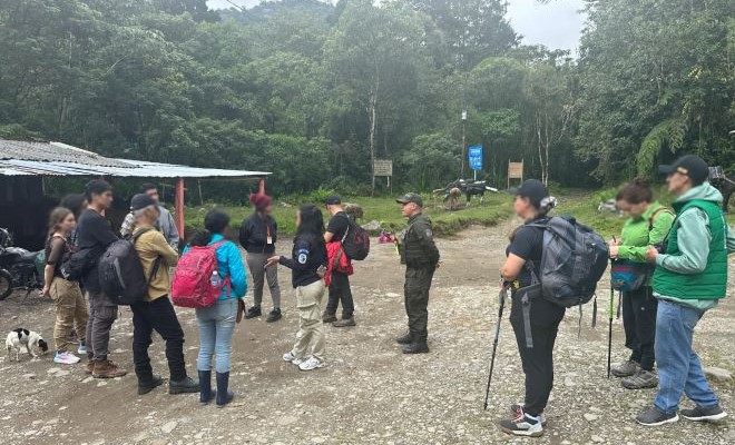 controles-ambientales-en-el-area-metropolitana-de-pereira la-comunidad-recibiendo-capacitacion-en-temas-ambientales